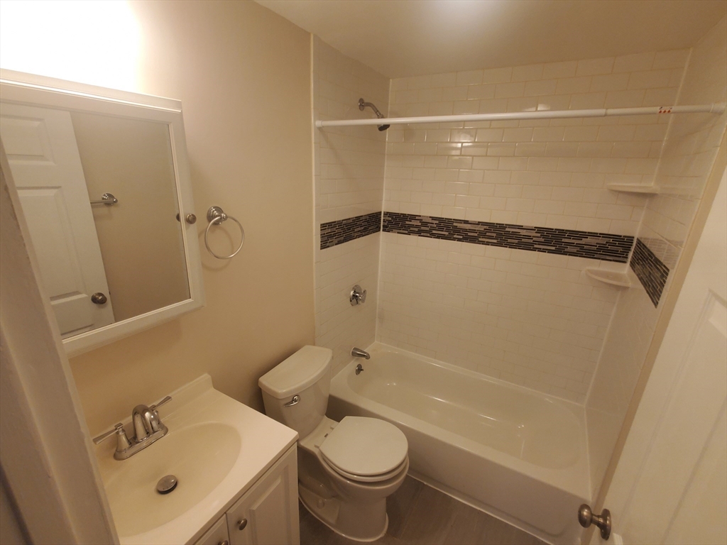 2 bed, 1 bath apartment for rent at 174 Pine St Unit 7, Holbrook — photo 5 of 22
