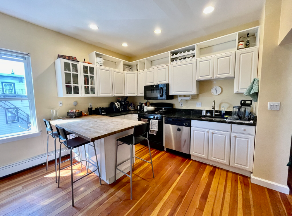 3 bed, 1 bath apartment for rent at 174 Putnam Ave Unit 2, Riverside — photo 4 of 15