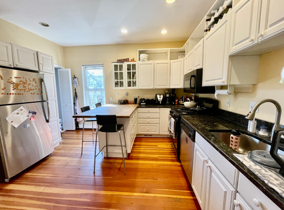 3 bed, 1 bath apartment for rent at 174 Putnam Ave Unit 2, Riverside — photo 3 of 15