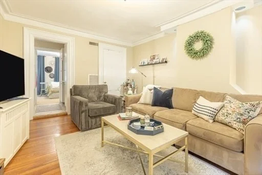 1 bed, 1 bath apartment for rent at 174 West Brookline St Unit 2, Columbus — photo 4 of 13