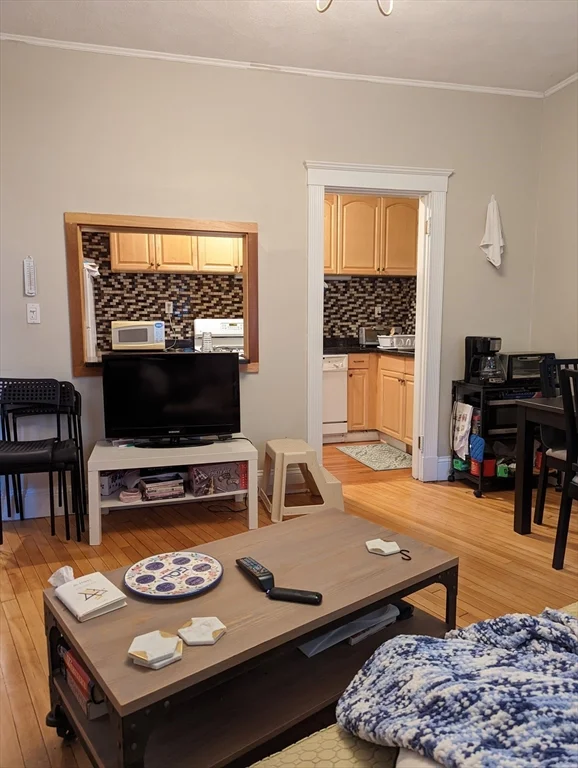 3 bed, 1 bath apartment for rent at 174 Winthrop Rd Unit 2, Washington Square — photo 2 of 9