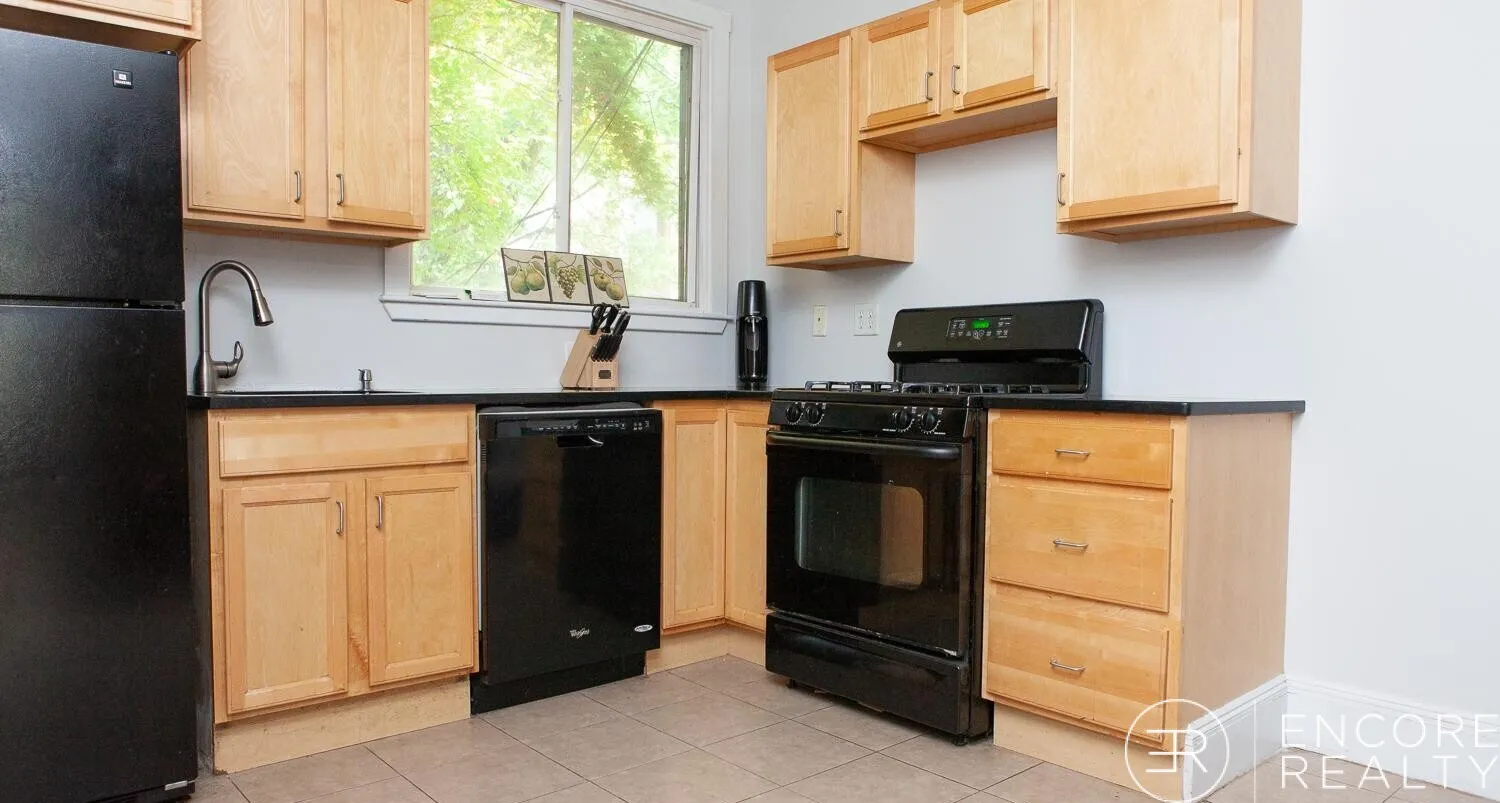 6 bed, 2.5 bath apartment for rent at 1743 Commonwealth Ave Unit 0, Brighton — photo 6 of 29