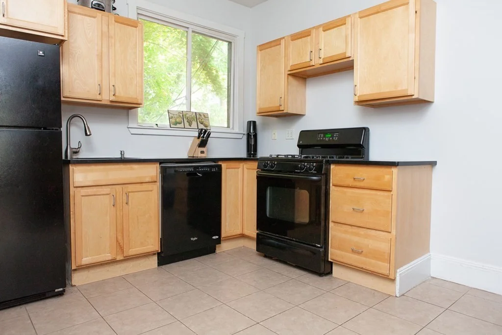 6 bed, 3 bath apartment for rent at 1743 Commonwealth Ave Unit 1, Brighton — photo 2 of 29