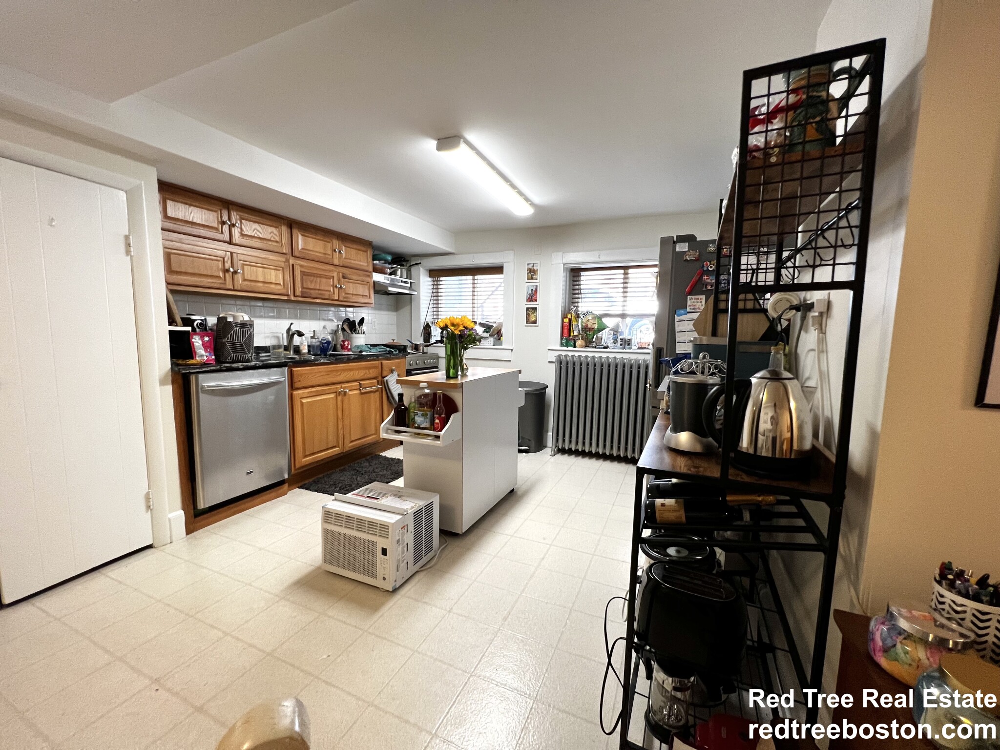 2 bed, 1 bath apartment for rent at 1748 Beacon St Unit 10, Brookline