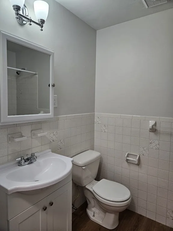Studio bed, 1 bath apartment for rent at 175 Clare Ave Unit B3, Hyde Park — photo 6 of 8