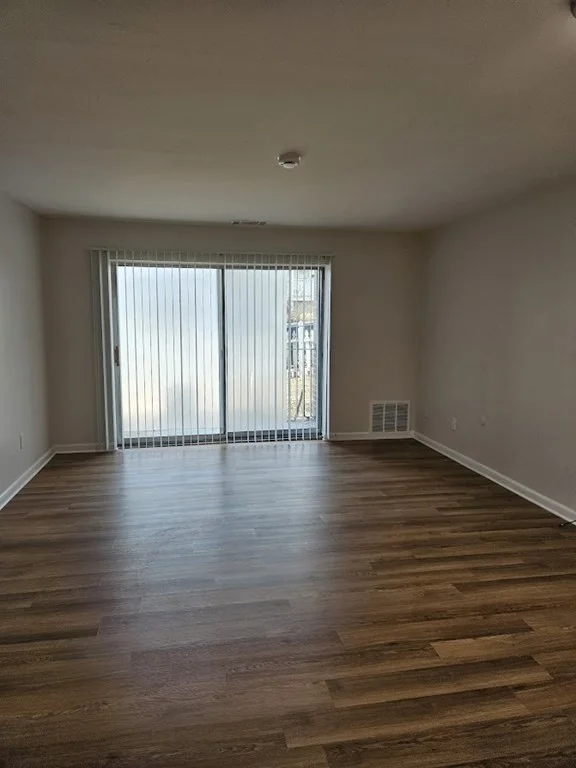 Studio bed, 1 bath apartment for rent at 175 Clare Ave Unit B3, Hyde Park — photo 4 of 8