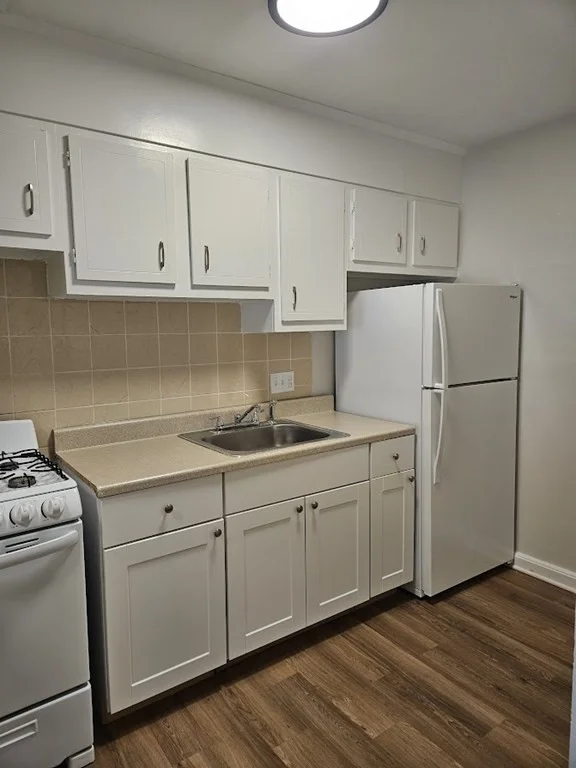 Studio bed, 1 bath apartment for rent at 175 Clare Ave Unit B3, Hyde Park — photo 2 of 8