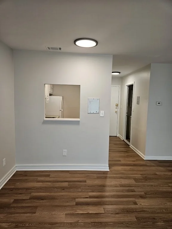 Studio bed, 1 bath apartment for rent at 175 Clare Ave Unit B3, Hyde Park — photo 5 of 8