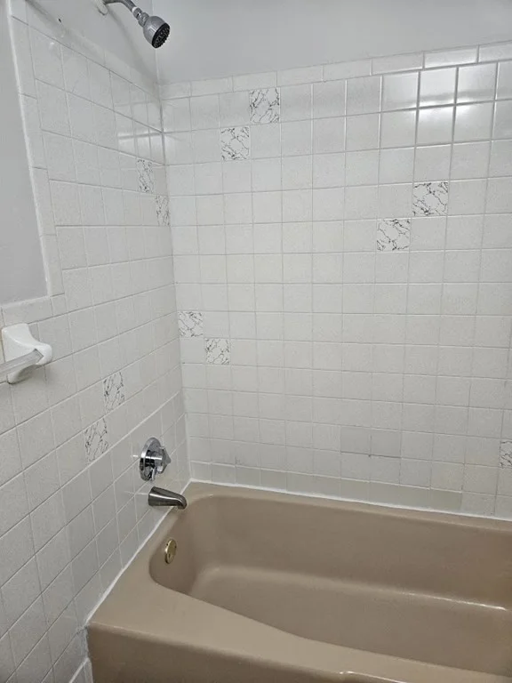 Studio bed, 1 bath apartment for rent at 175 Clare Ave Unit B3, Hyde Park — photo 7 of 8