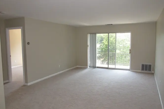 1 bed, 1 bath apartment for rent at 175 Clare Ave Unit D3, Hyde Park — photo 2 of 4