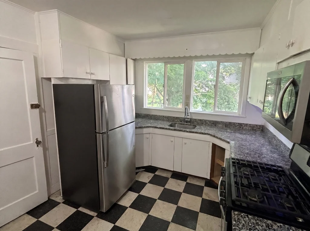 3 bed, 1 bath apartment for rent at 175 Coleman St Unit 2, Malden — photo 4 of 7