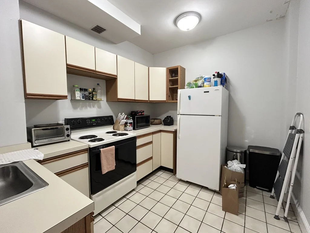 2 bed, 1 bath apartment for rent at 175 Harvard St Unit 2, Coolidge Corner — photo 7 of 12