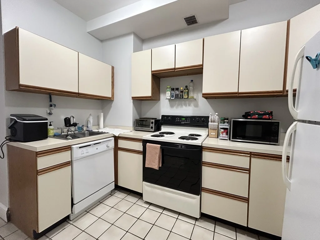 2 bed, 1 bath apartment for rent at 175 Harvard St Unit 2, Coolidge Corner — photo 6 of 12
