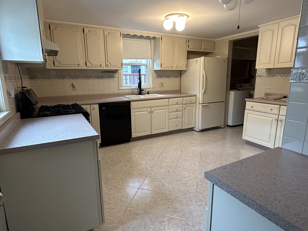 3 bed, 2 bath apartment for rent at 175 Maple St Unit 0, Malden — photo 3 of 17