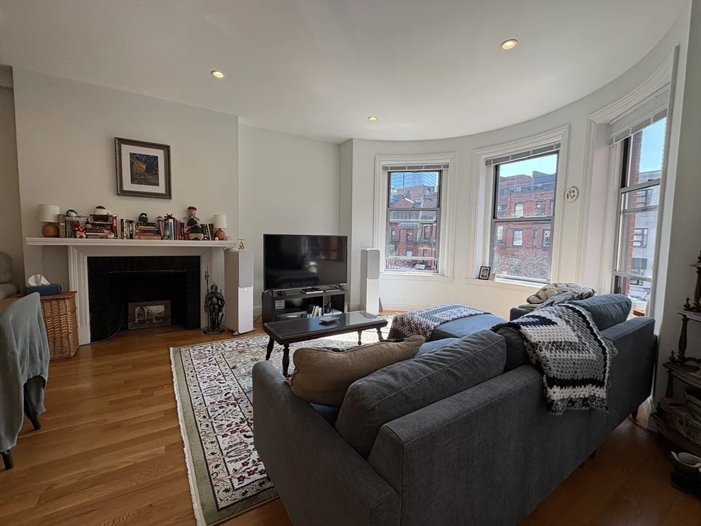 2 bed, 1 bath apartment for rent at 175 Newbury St Unit 300, Back Bay — photo 6 of 17