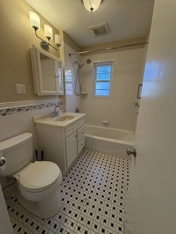 3 bed, 1 bath apartment for rent at 175 Warren St Unit 1, Newton Centre — photo 4 of 9