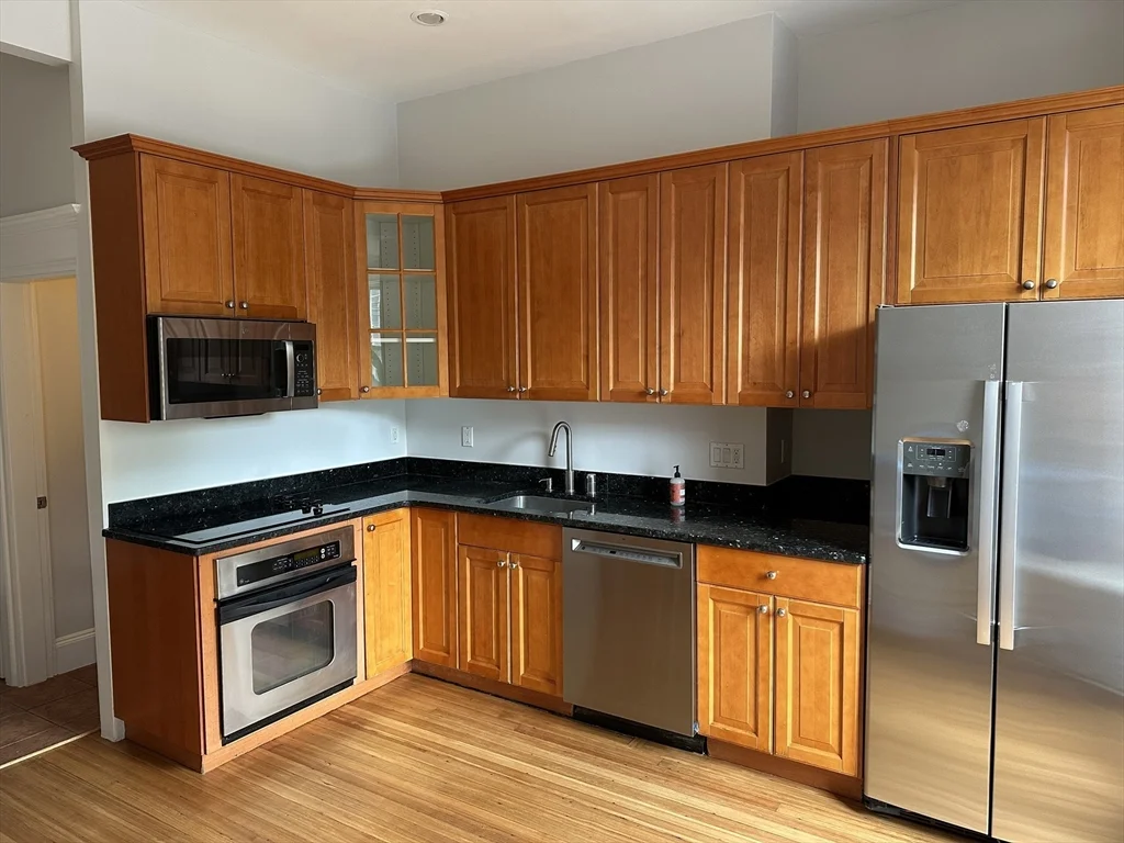 3 bed, 3 bath apartment for rent at 1757 Beacon St Unit 1, Brookline — photo 5 of 18