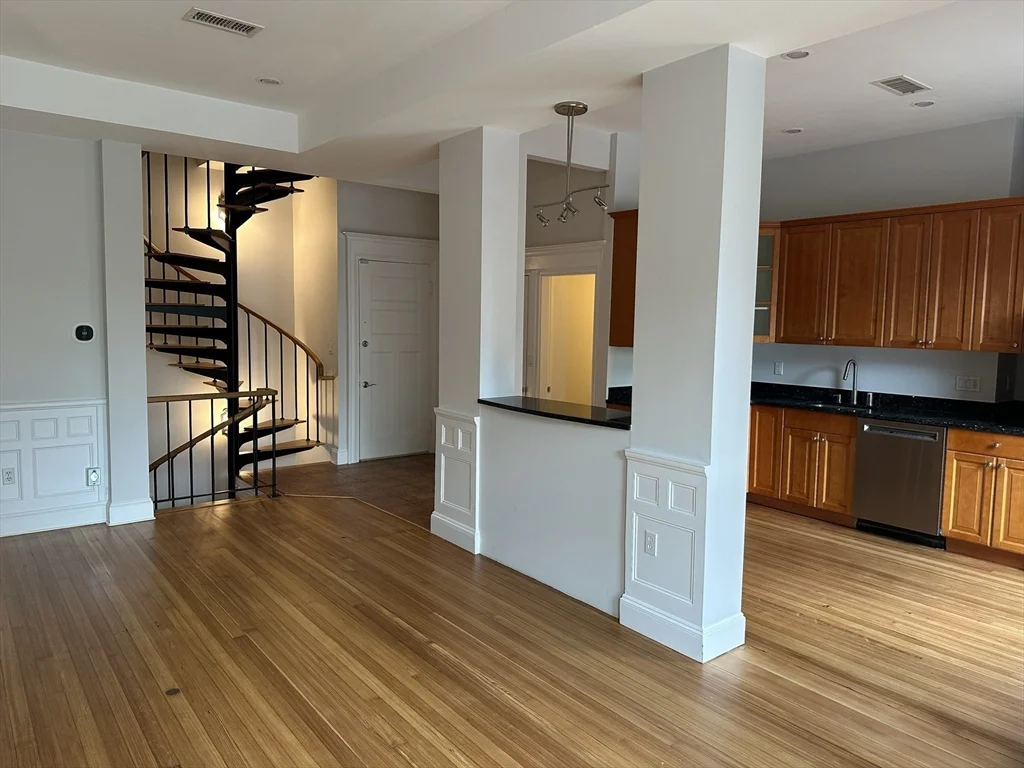 3 bed, 3 bath apartment for rent at 1757 Beacon St Unit 1, Brookline — photo 7 of 18