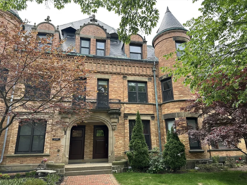 3 bed, 3 bath apartment for rent at 1757 Beacon St Unit 1, Brookline — photo 1 of 18