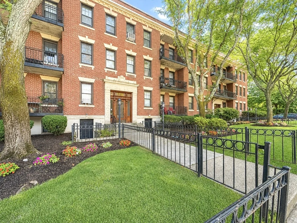 1 bed, 1 bath apartment for rent at 1758 Commonwealth Ave Unit 3, Brighton