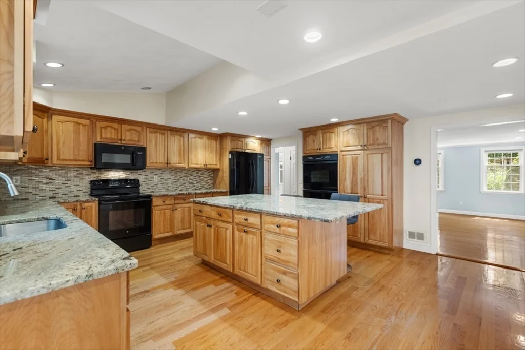 6 bed, 3 bath apartment for rent at 176 Burlington St Unit 176, Lexington — photo 3 of 24