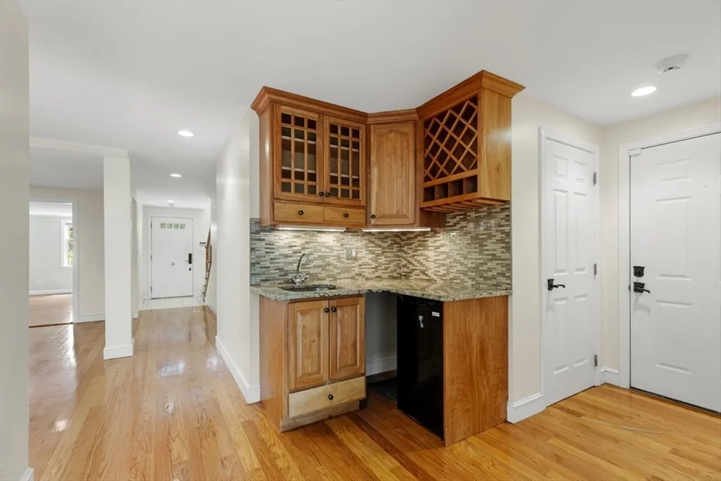 6 bed, 3 bath apartment for rent at 176 Burlington St Unit 176, Lexington — photo 8 of 24