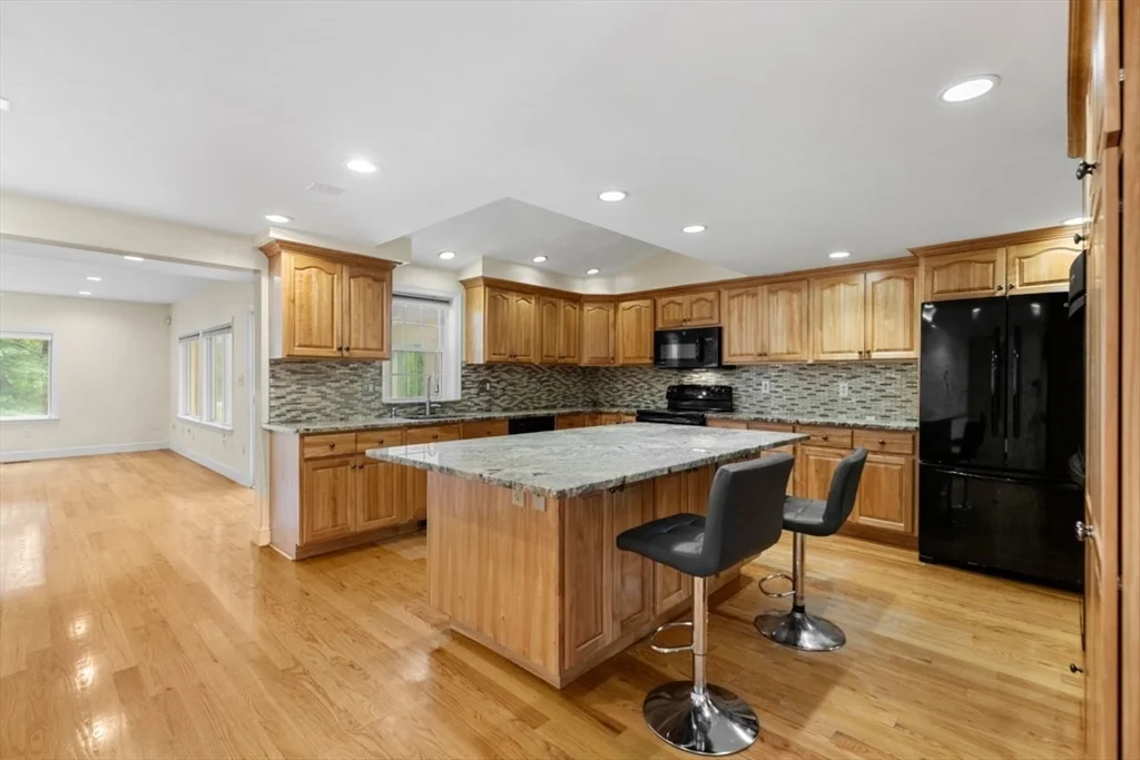6 bed, 3 bath apartment for rent at 176 Burlington St Unit 176, Lexington — photo 2 of 24