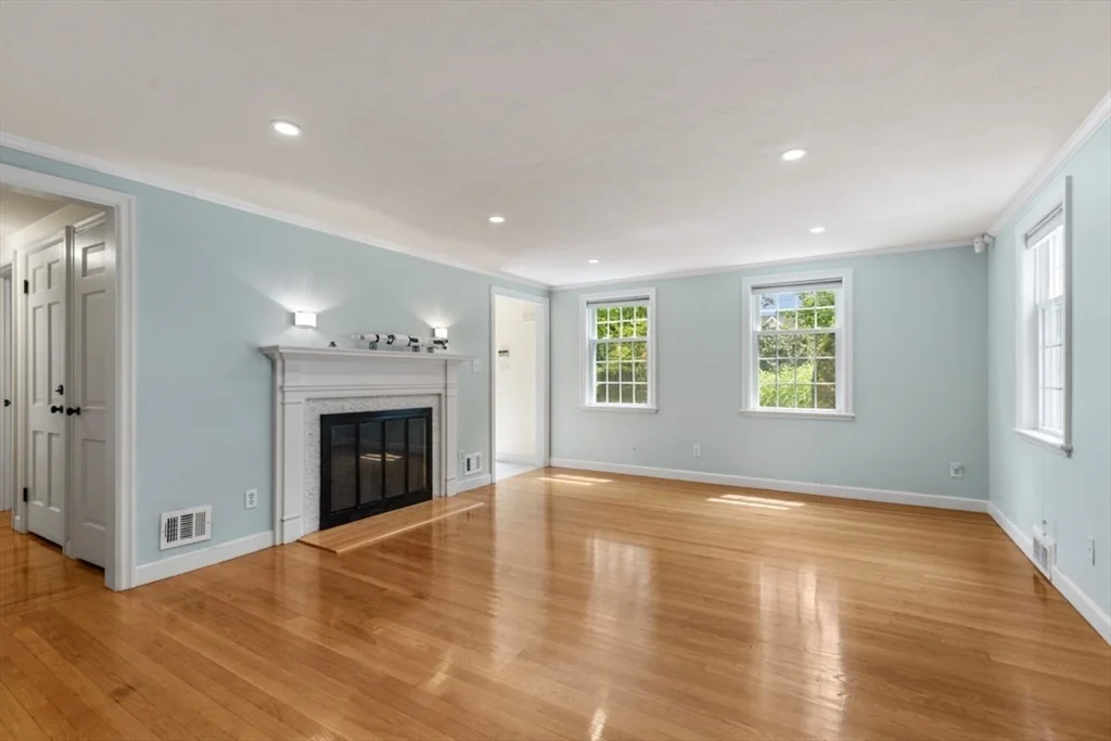 6 bed, 3 bath apartment for rent at 176 Burlington St Unit 176, Lexington — photo 4 of 24