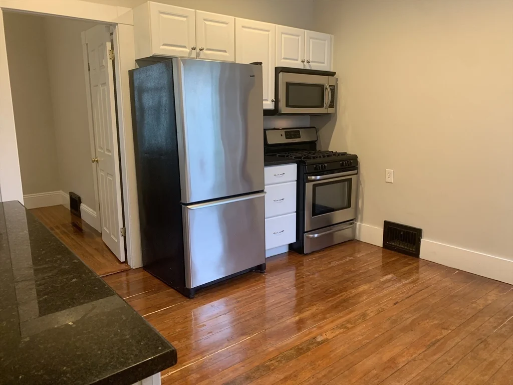 3 bed, 1 bath apartment for rent at 176 Chestnut St Unit 2, Waltham — photo 3 of 10