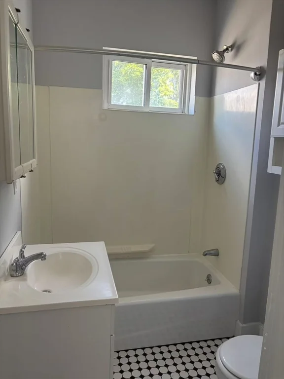 3 bed, 1 bath apartment for rent at 176 Chestnut St Unit 2, Waltham — photo 3 of 10