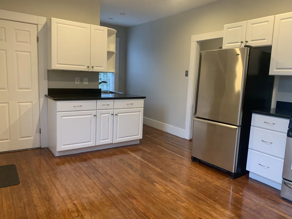 3 bed, 1 bath apartment for rent at 176 Chestnut St Unit 2, Waltham — photo 4 of 10