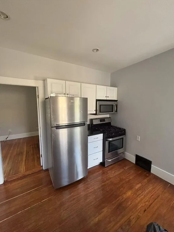 3 bed, 1 bath apartment for rent at 176 Chestnut St Unit 2, Waltham — photo 2 of 10