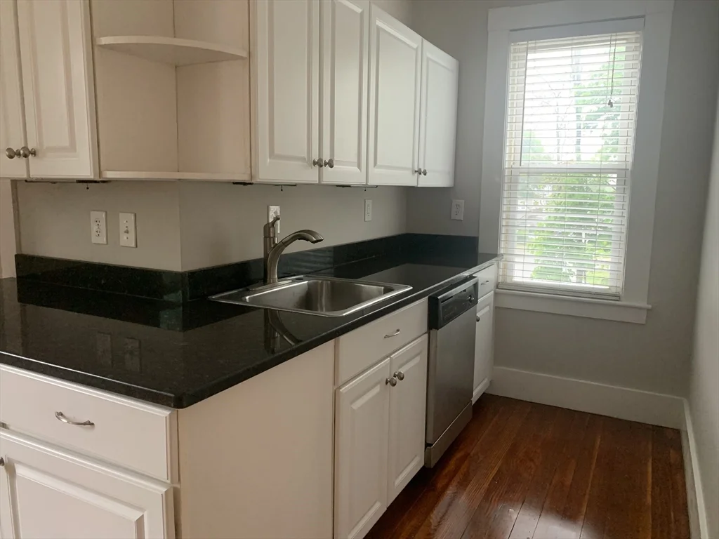 3 bed, 1 bath apartment for rent at 176 Chestnut St Unit 2, Waltham — photo 1 of 10