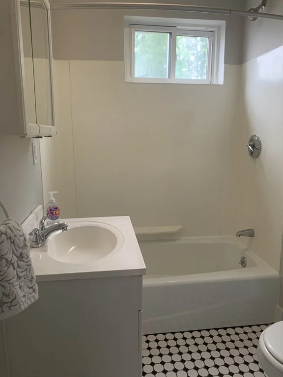 3 bed, 1 bath apartment for rent at 176 Chestnut St Unit 2, Waltham — photo 2 of 10