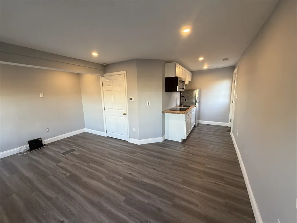 Studio bed, 1 bath apartment for rent at 176 Court St Unit 1, Downtown — photo 3 of 11