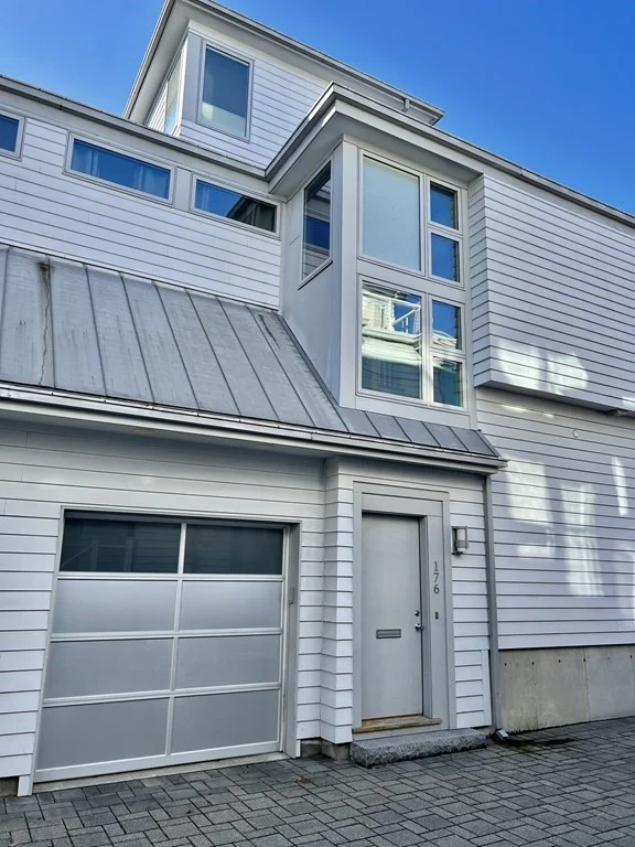 3 bed, 3.5 bath apartment for rent at 176 Franklin St Unit 176, East Cambridge — photo 1 of 16
