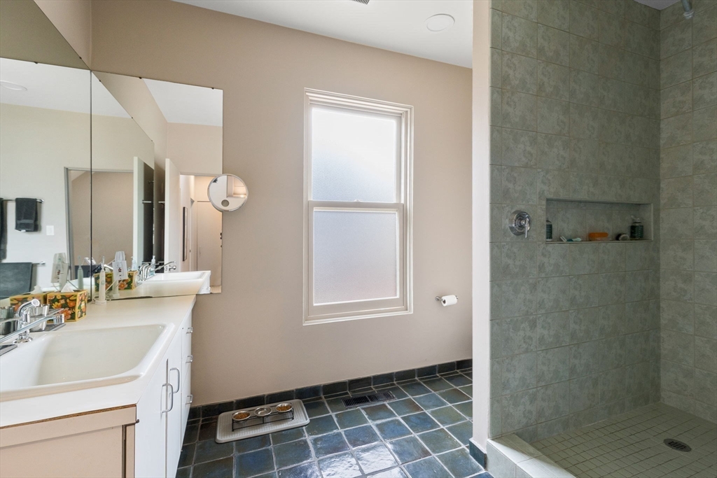 4 bed, 2 bath apartment for rent at 176 Hancock Unit 1, Mid Cambridge — photo 14 of 31