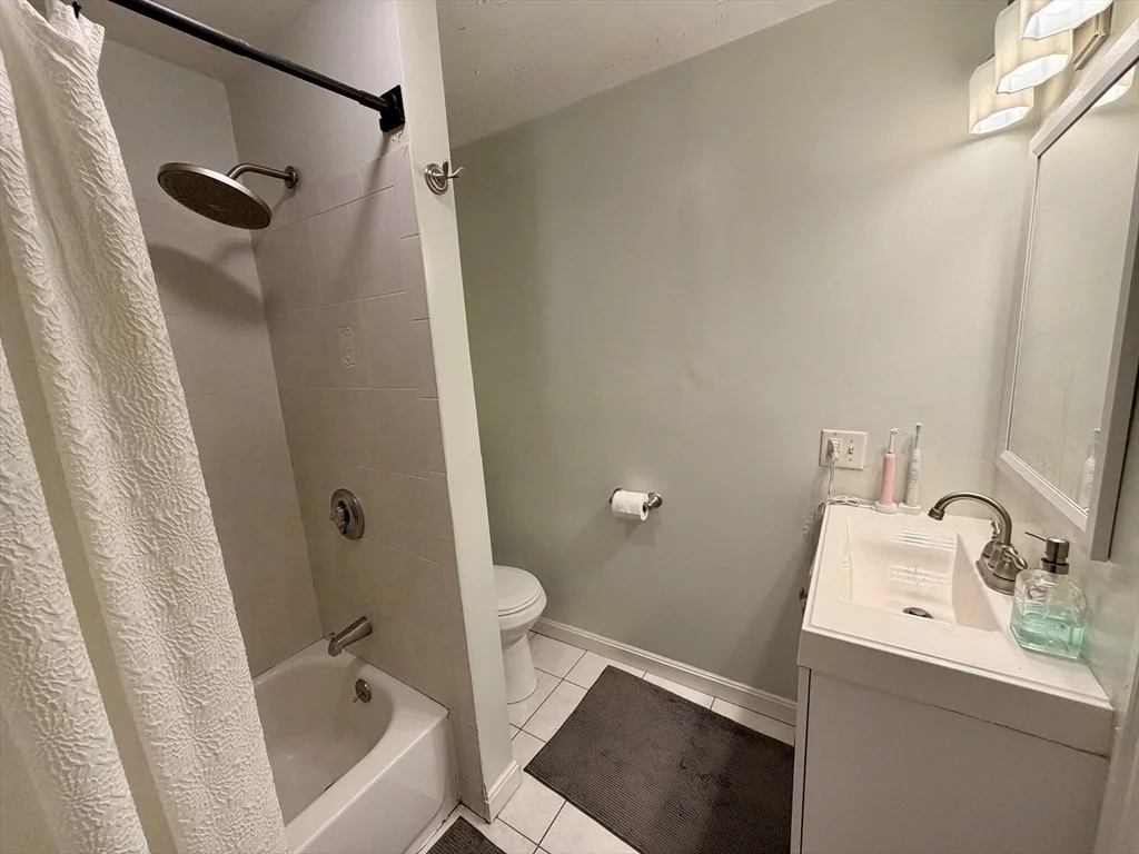 3 bed, 1 bath apartment for rent at 176 L St Unit 2, South Boston — photo 10 of 12