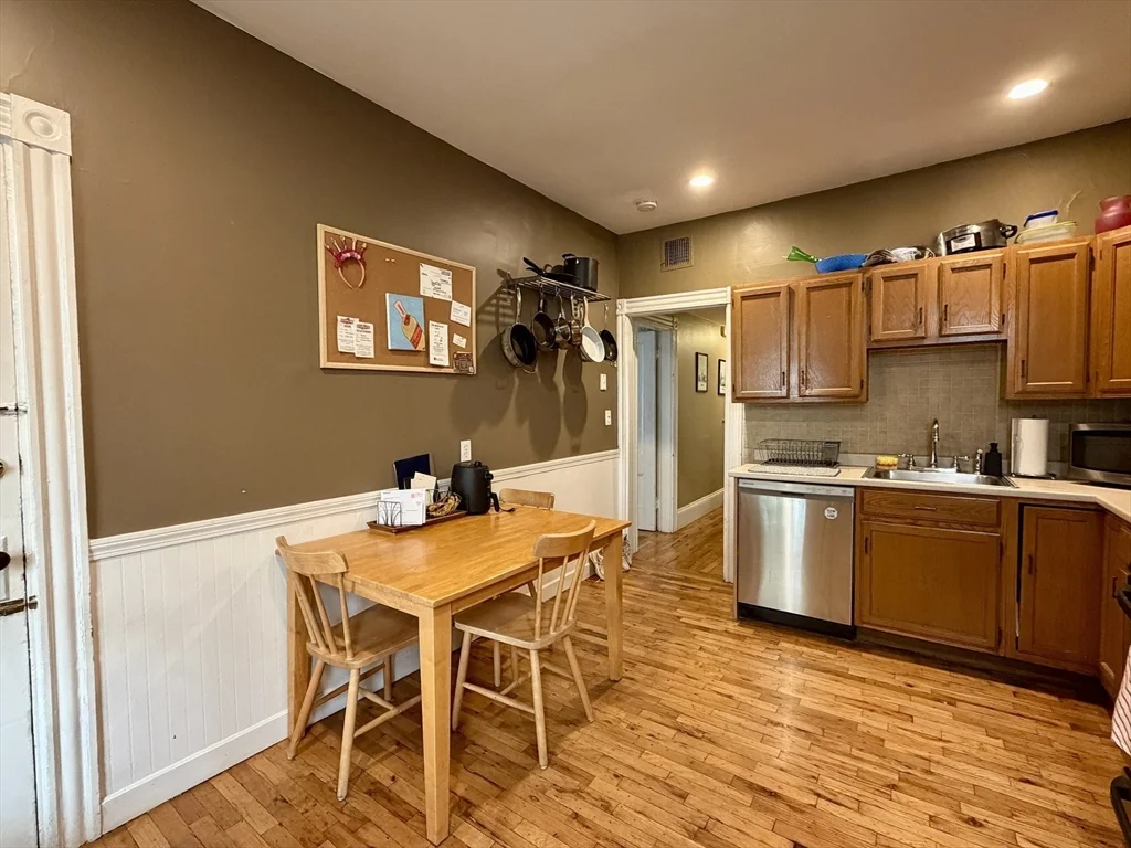 3 bed, 1 bath apartment for rent at 176 L St Unit 2, South Boston — photo 5 of 12