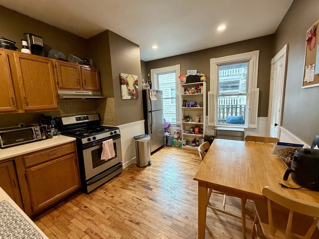 3 bed, 1 bath apartment for rent at 176 L St Unit 2, South Boston — photo 6 of 12