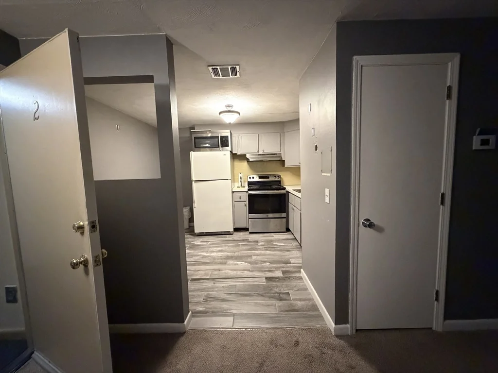 2 bed, 1 bath apartment for rent at 176 Maple Unit 3-2, Rutland — photo 6 of 7