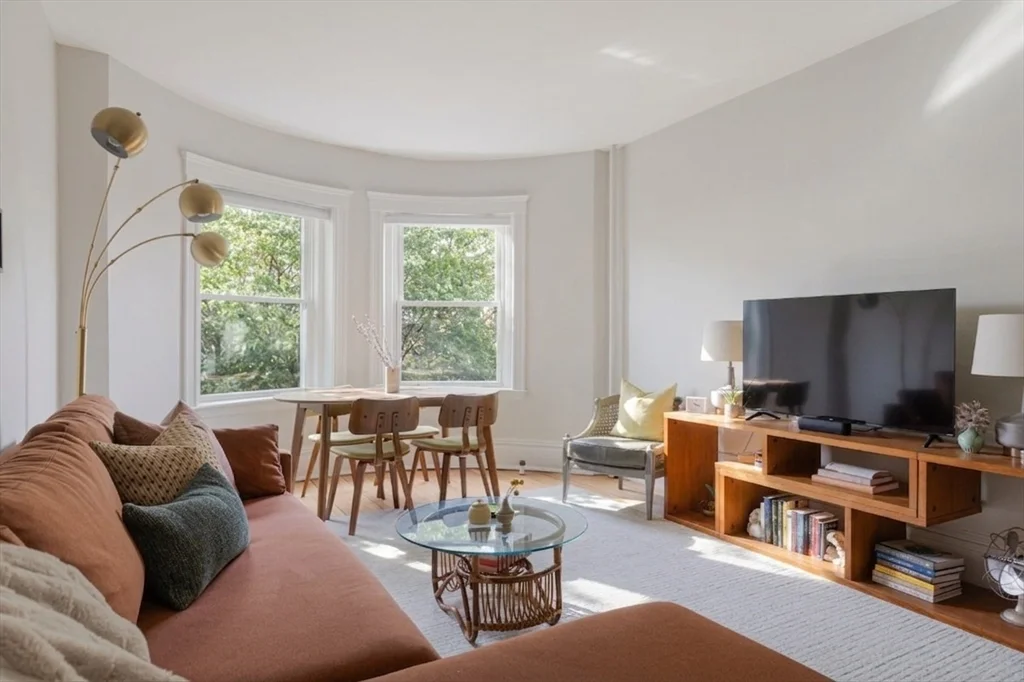 2 bed, 1 bath apartment for rent at 176 Naples Rd Unit 7, Coolidge Corner — photo 4 of 15