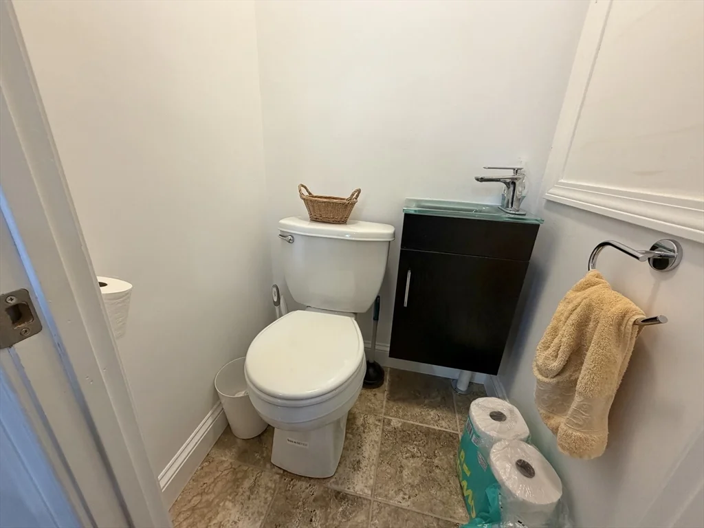 2 bed, 1 bath apartment for rent at 176 Upland Ave Unit Single Fam, Newton — photo 20 of 29