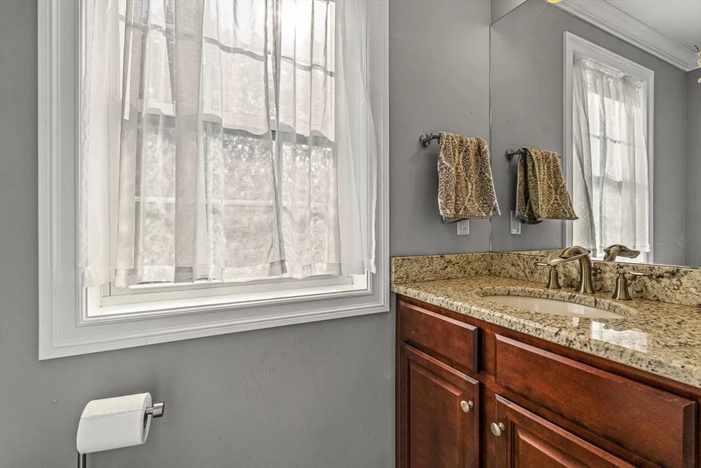 4 bed, 3 bath apartment for rent at 176 Washington St Unit 176, Reading — photo 3 of 39