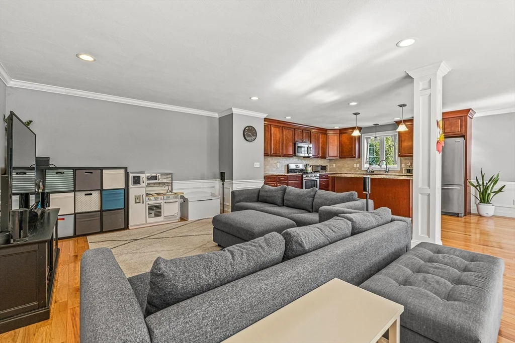 4 bed, 3 bath apartment for rent at 176 Washington St Unit 176, Reading — photo 13 of 39