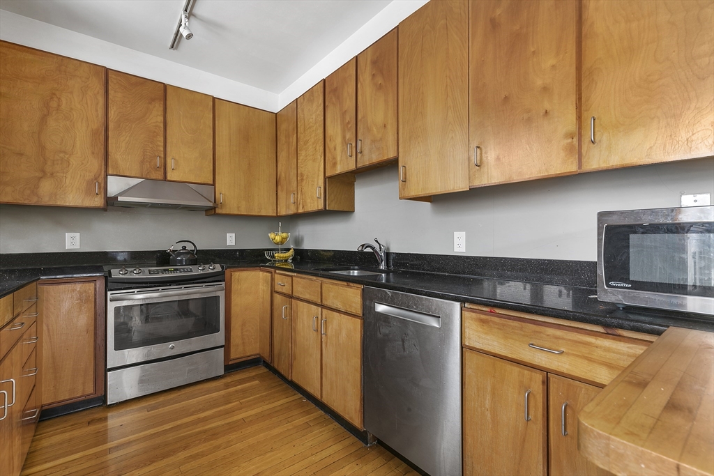 5 bed, 3 bath apartment for rent at 1760 Beacon St Unit 1, Brookline — photo 7 of 18