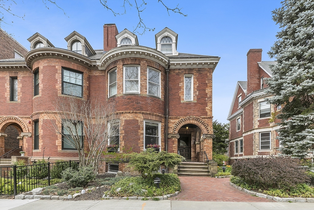 5 bed, 3 bath apartment for rent at 1760 Beacon St Unit 1, Brookline — photo 17 of 18