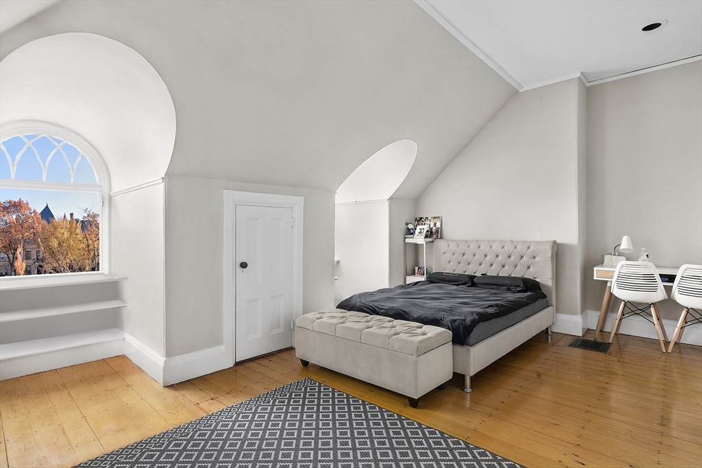 5 bed, 3 bath apartment for rent at 1760 Beacon St Unit 1, Brookline — photo 11 of 18