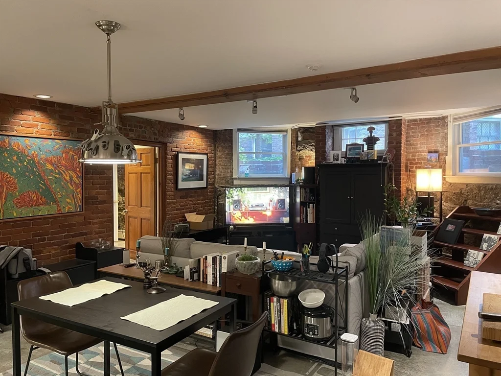 2 bed, 2 bath apartment for rent at 1760 Beacon St Unit 3, Beaconsfield — photo 5 of 16