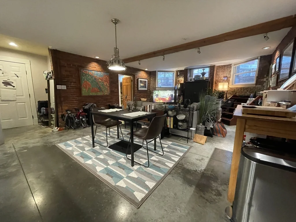 2 bed, 2 bath apartment for rent at 1760 Beacon St Unit 3, Beaconsfield — photo 4 of 16
